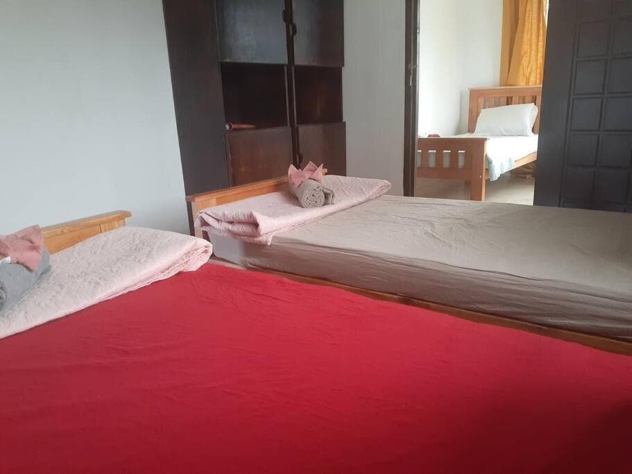 Entire 3 bedroom Fully Furnished House, 6 Guests property photograph