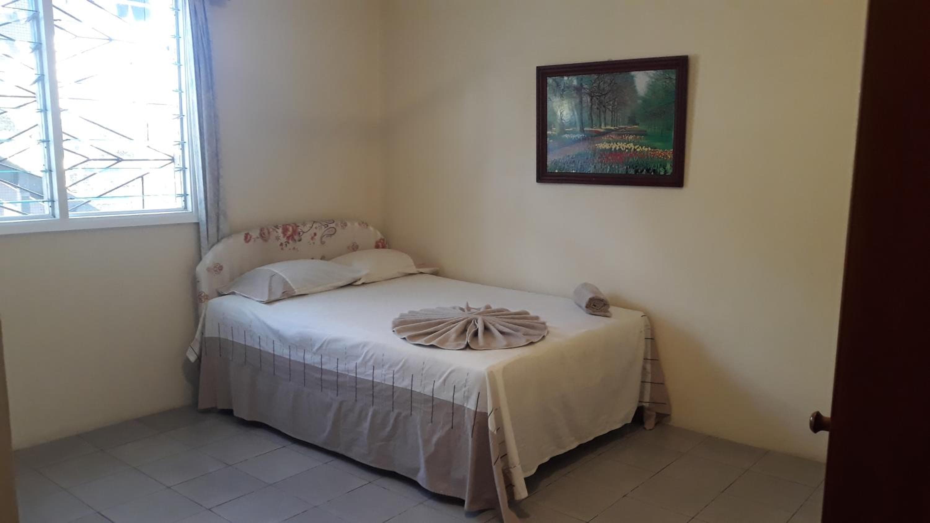 Newtown Beach Bed and Bath property photograph