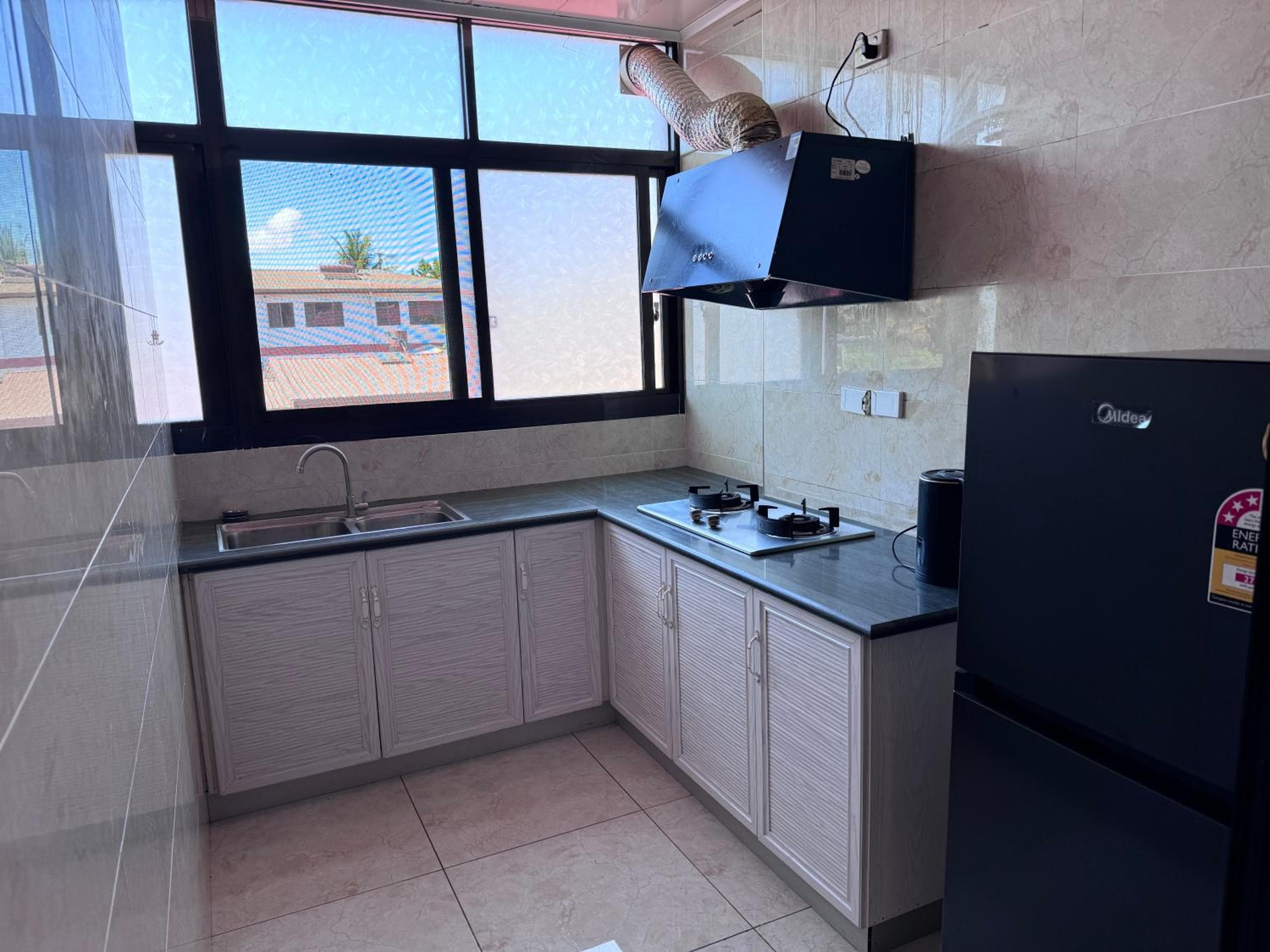 namakaloft A shared kitchen and bathroom property photograph