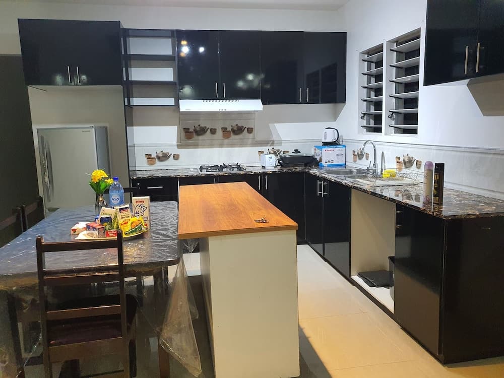 Master Bedroom with Shared Kitchen property photograph