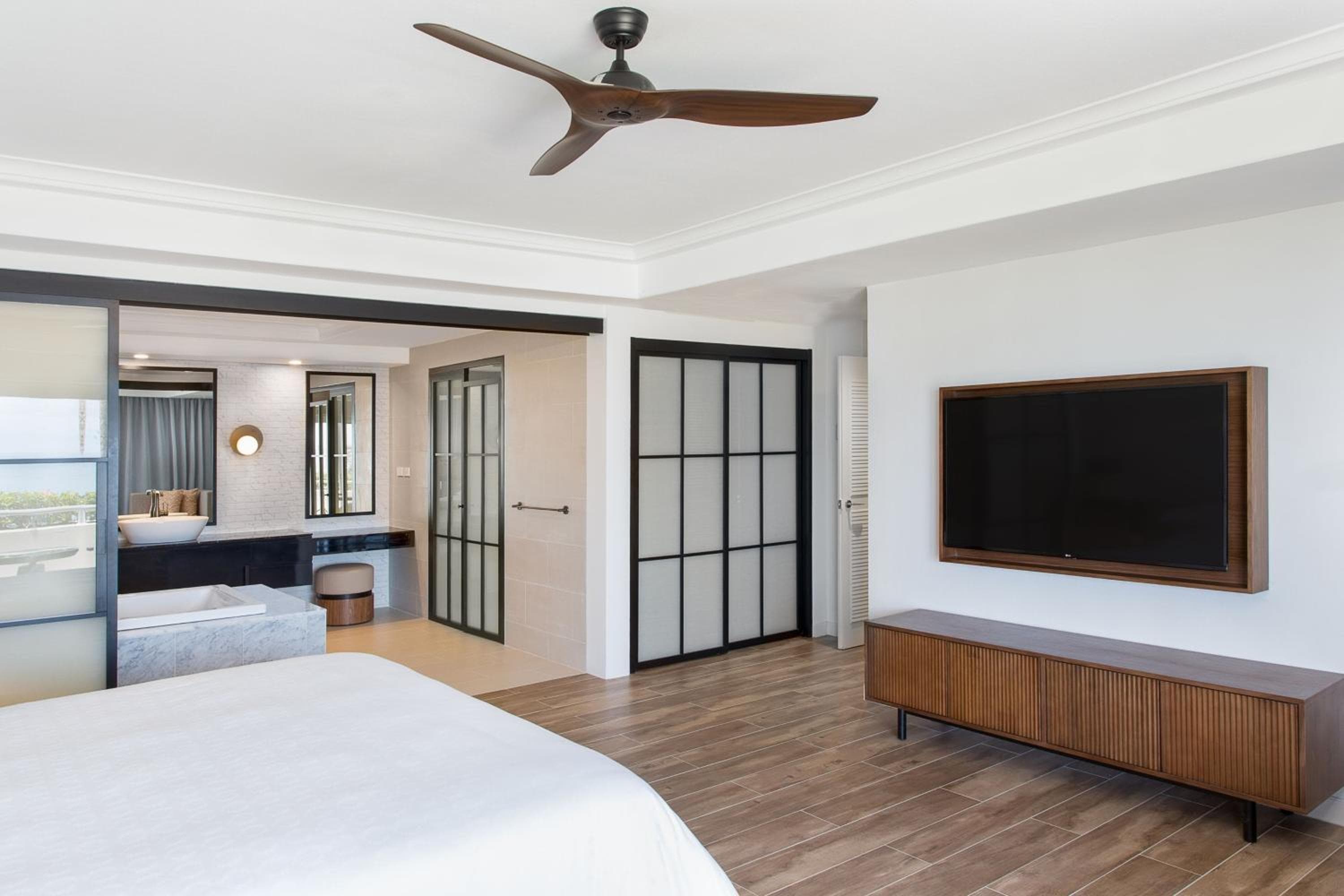 1 Bedroom Presidential Suite, 1 King, Oceanfront at Sheraton Fiji Golf & Beach Resort