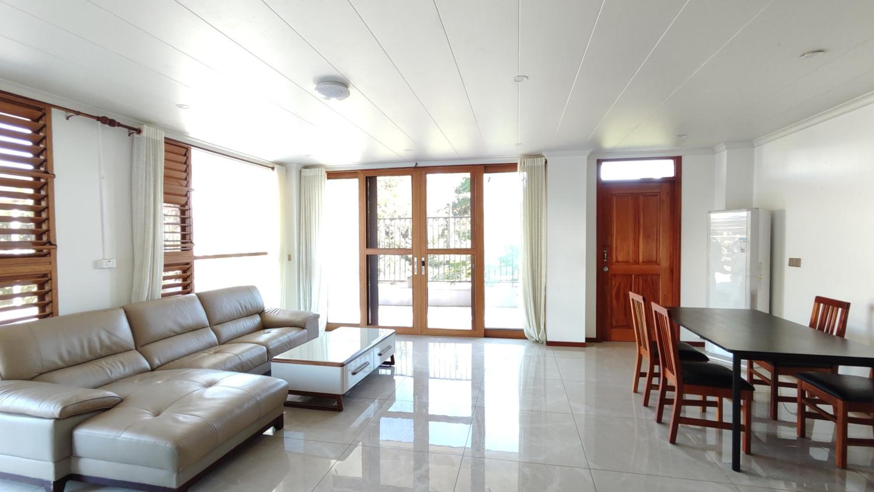 Three-Bedroom Apartment at Modern 3-Bedroom Apartment Queens Rd
