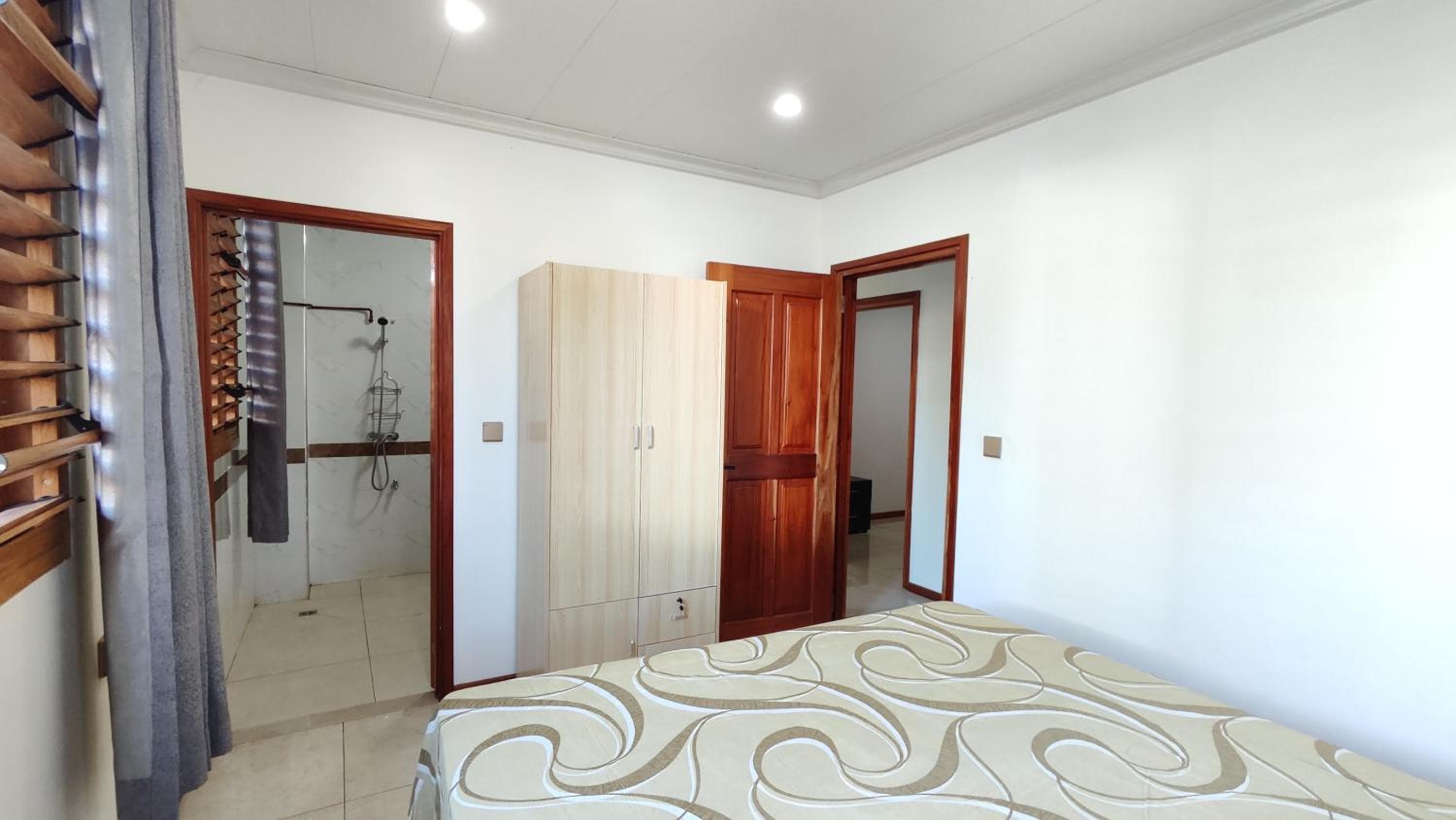 Three-Bedroom Apartment at Modern 3-Bedroom Apartment Queens Rd