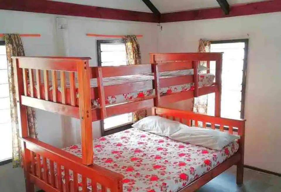 Bed in 6-Bed Mixed Dormitory Room at Gold Coast Inn