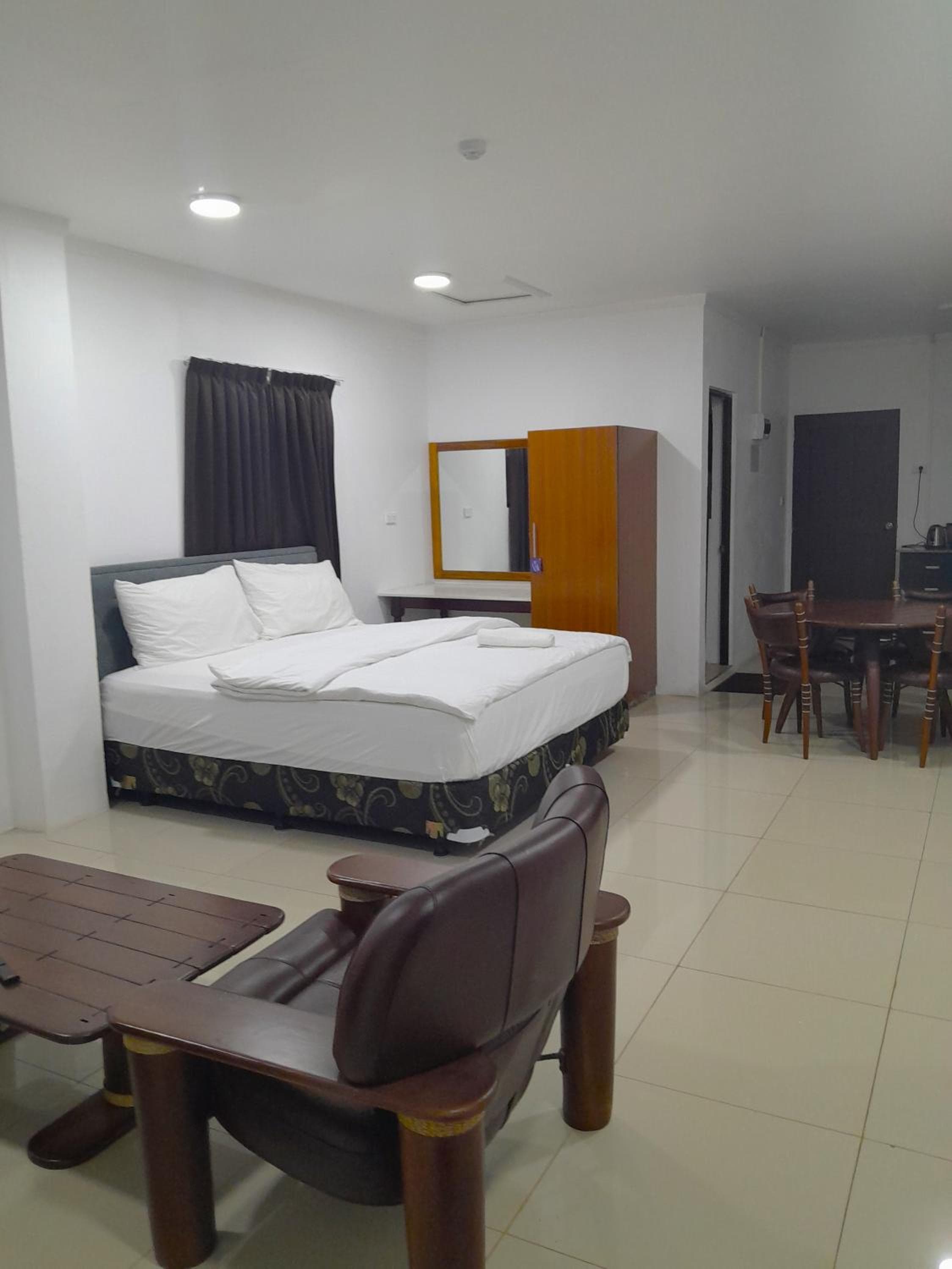 One-Bedroom Apartment at White Diamond Apartments