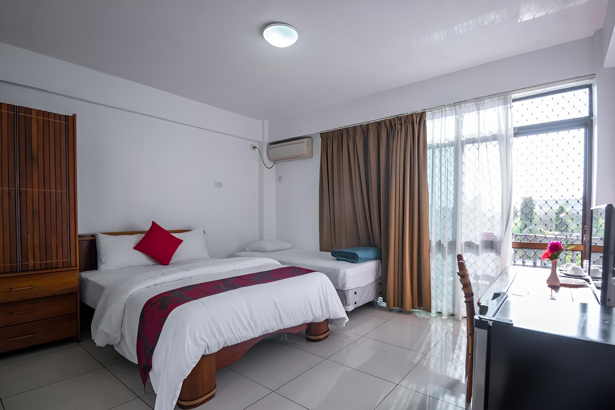 Deluxe Twin Room (Pool View) at Wailoaloa Seascape Hotel