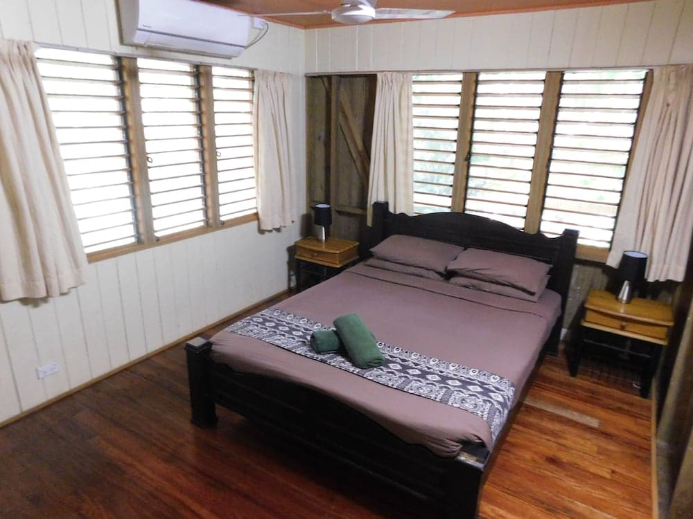 Rainforest Guest House Bure 1Q 4S at Rainforest Eco Lodge