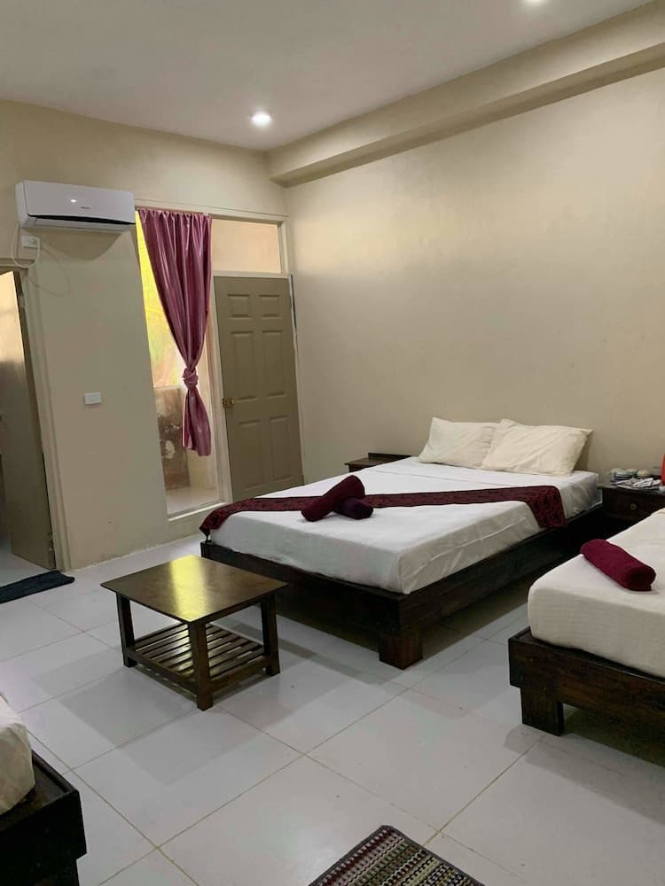Family Room with Balcony at Bay View Barbers Lodge