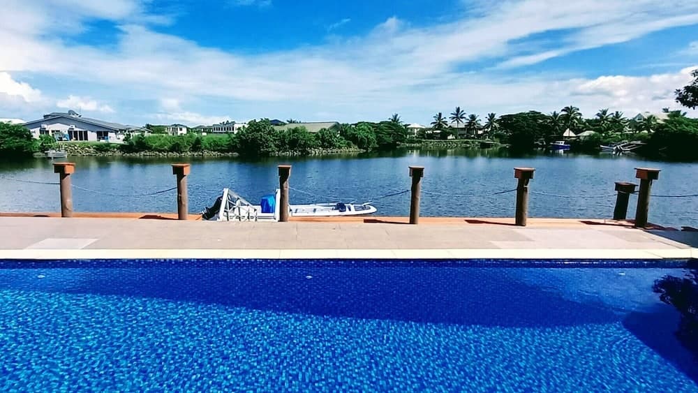Family Apartment, 3 Bedrooms, Bay View, Beachfront at Waterfront Sunset Apt Fantasy Island