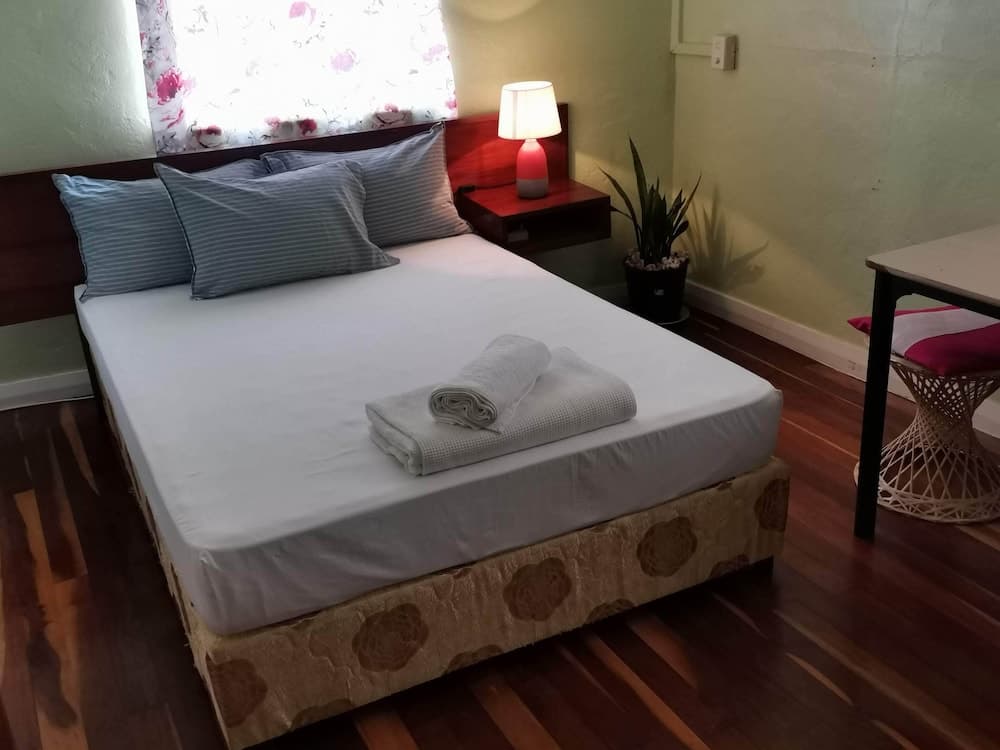 Classic Triple Room, Lanai, Mountain View at Heritage Guest House Levuka