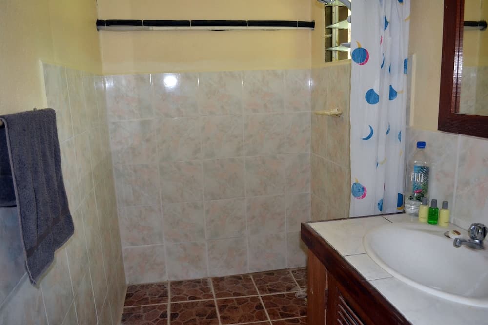 Mixed Dorm - 5 Beds at Ratu Kini Backpackers & Dive Resort