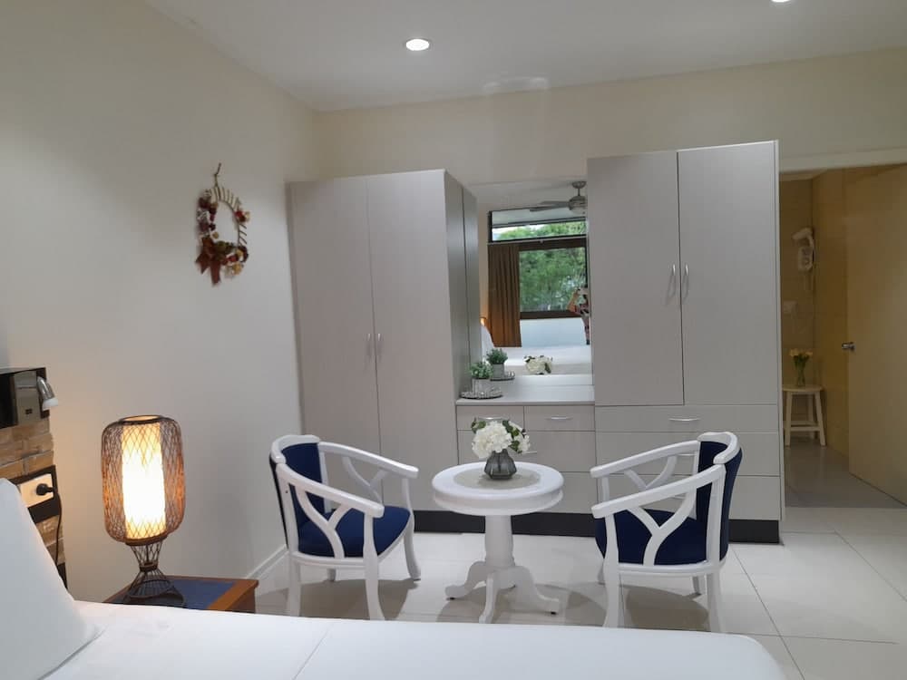 Family Apartment, 3 Bedrooms, Bay View, Beachfront at Waterfront Sunset Apt Fantasy Island