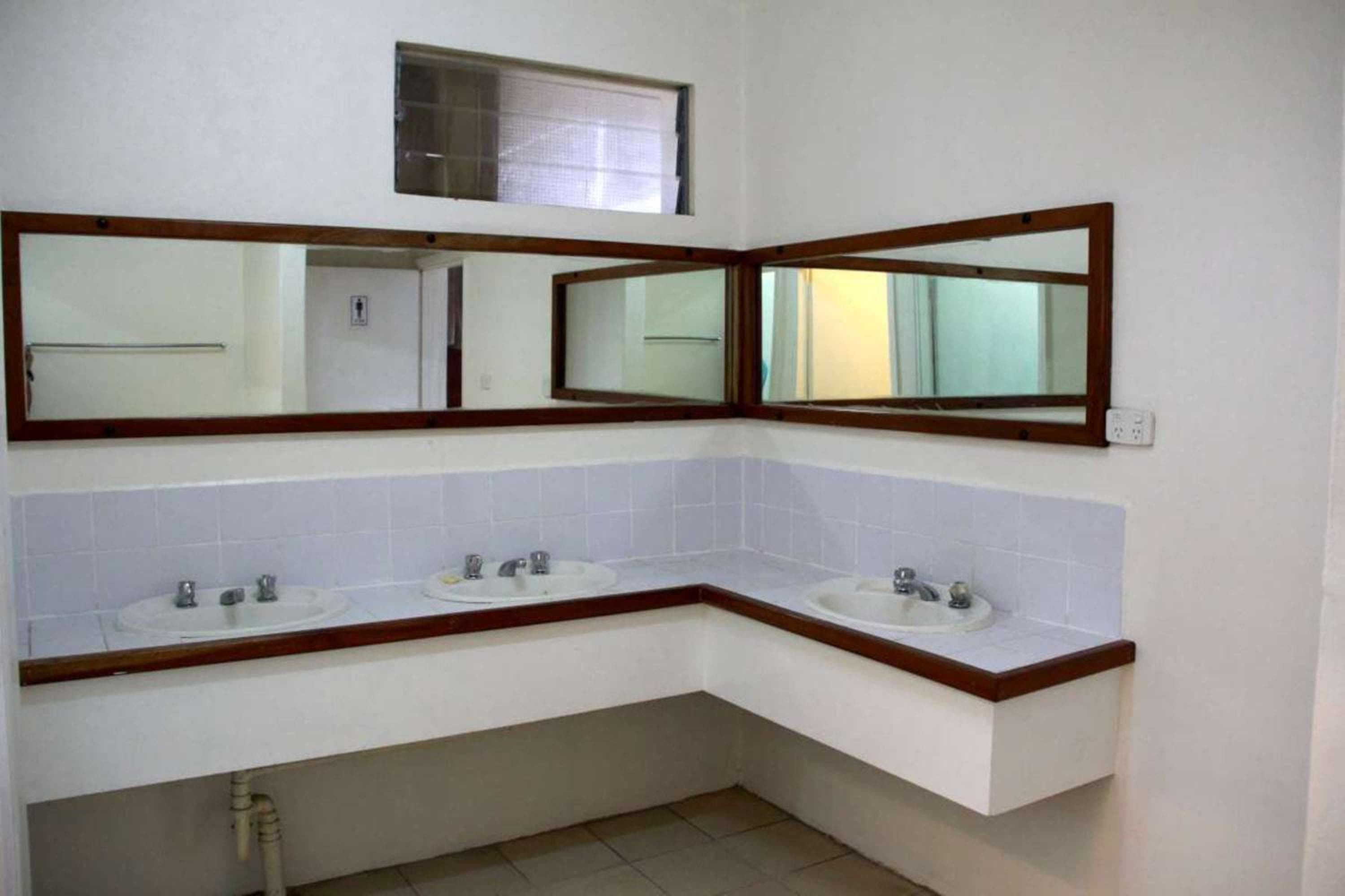 Bed in 16-Bed Mixed Dormitory Room with Shared Bathroom at Bamboo Backpackers