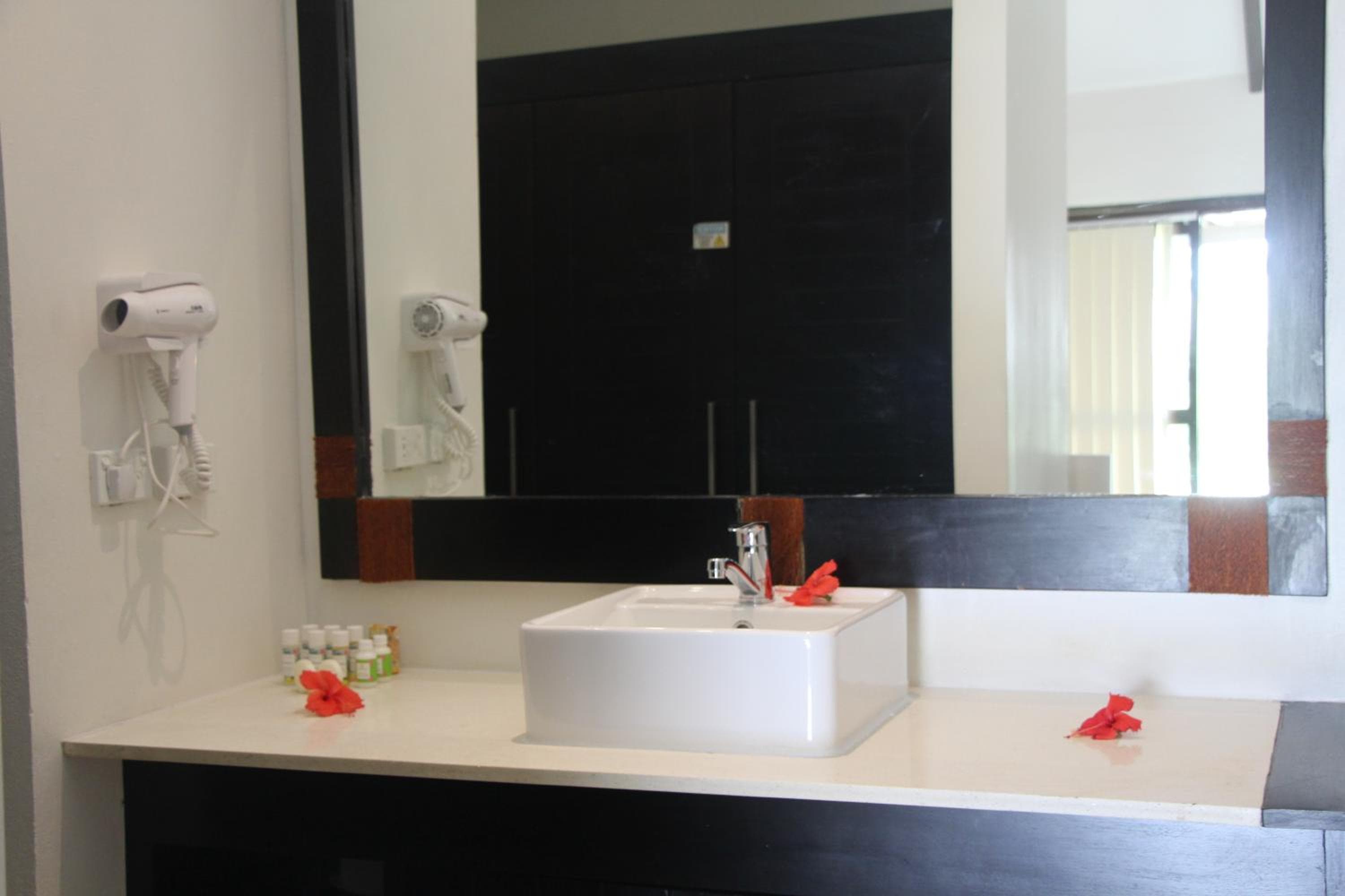 Deluxe Suite at Lander's Bay Resort