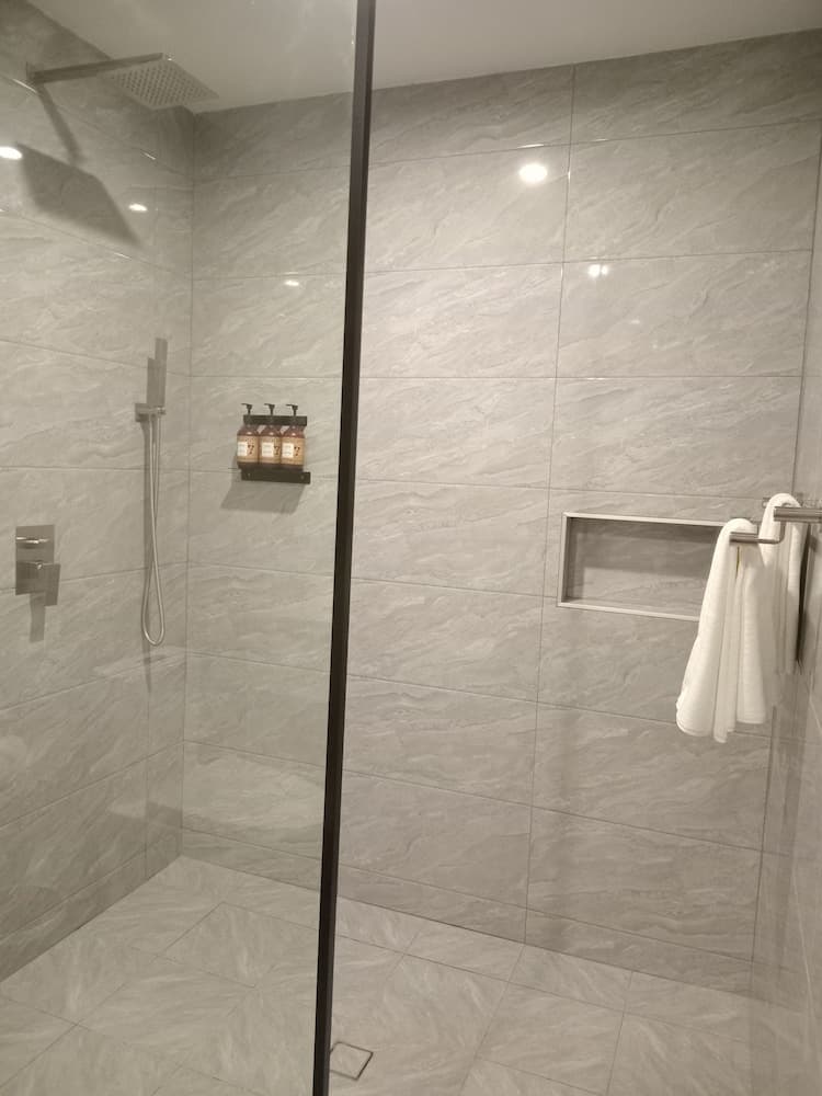 Executive Suite, 1 Bedroom, Balcony, Pool View at Hibiscus Suites And Residences