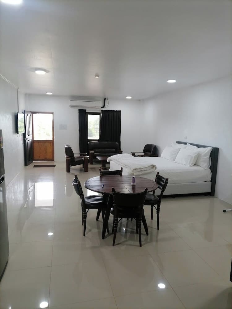 Deluxe Room at White Diamond Apartment
