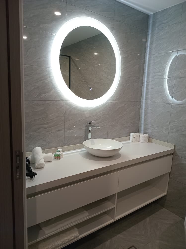 Executive Suite, 1 Bedroom, Balcony, Pool View at Hibiscus Suites And Residences