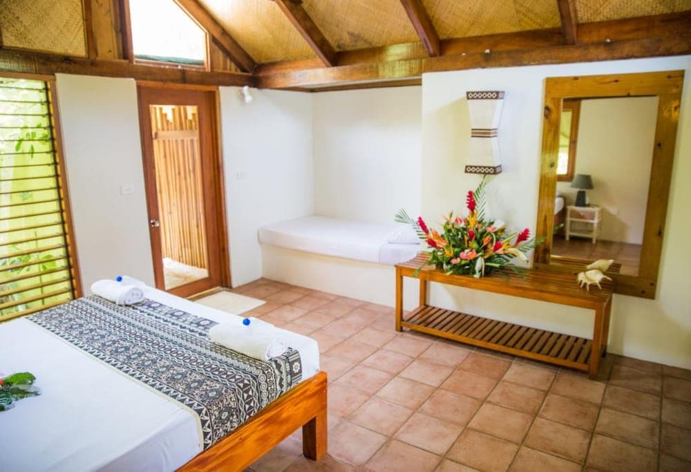 Garden Hut - Double and 2 Single Beds at The Beachouse