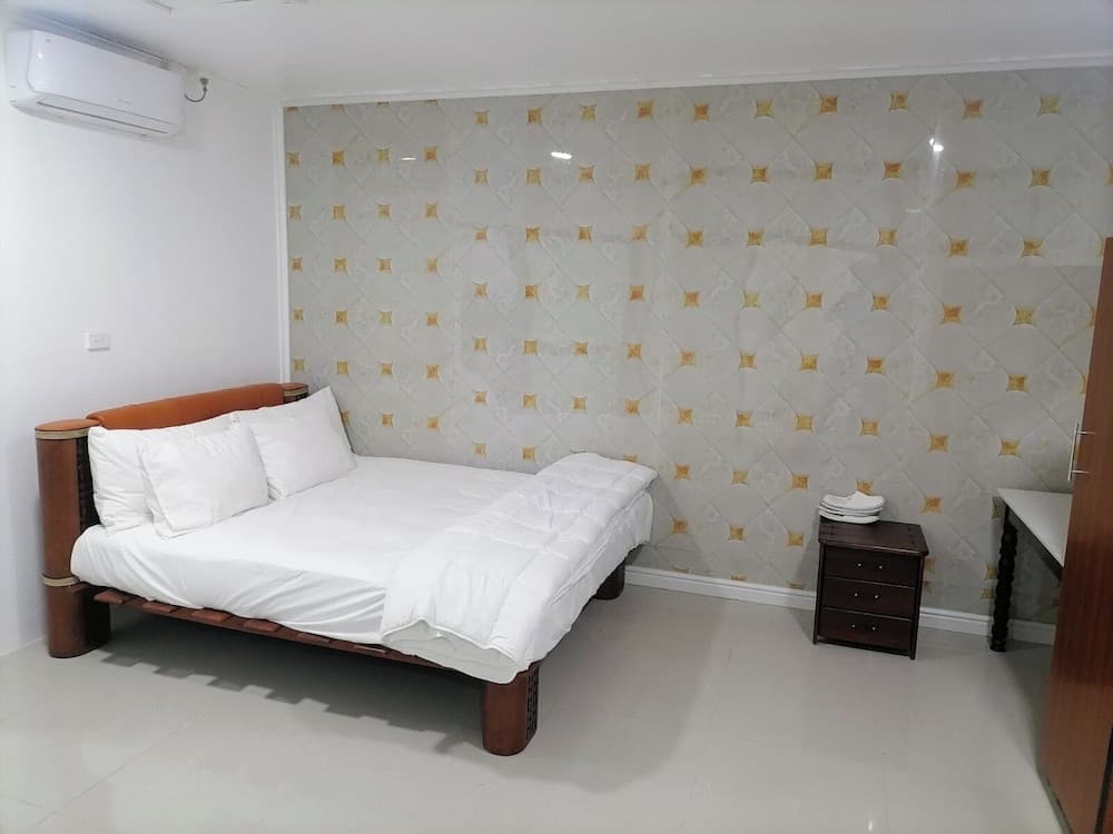 Executive Apartment at White Diamond Apartment