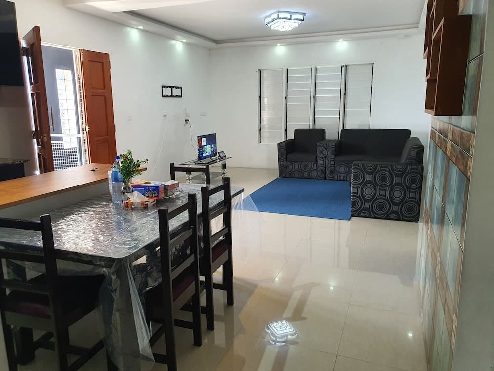 Deluxe Apartment at Master Bedroom with Shared Kitchen