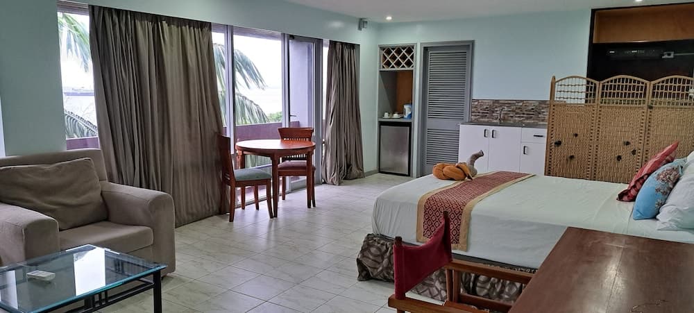 Premium Triple Room at De Vos on the Park